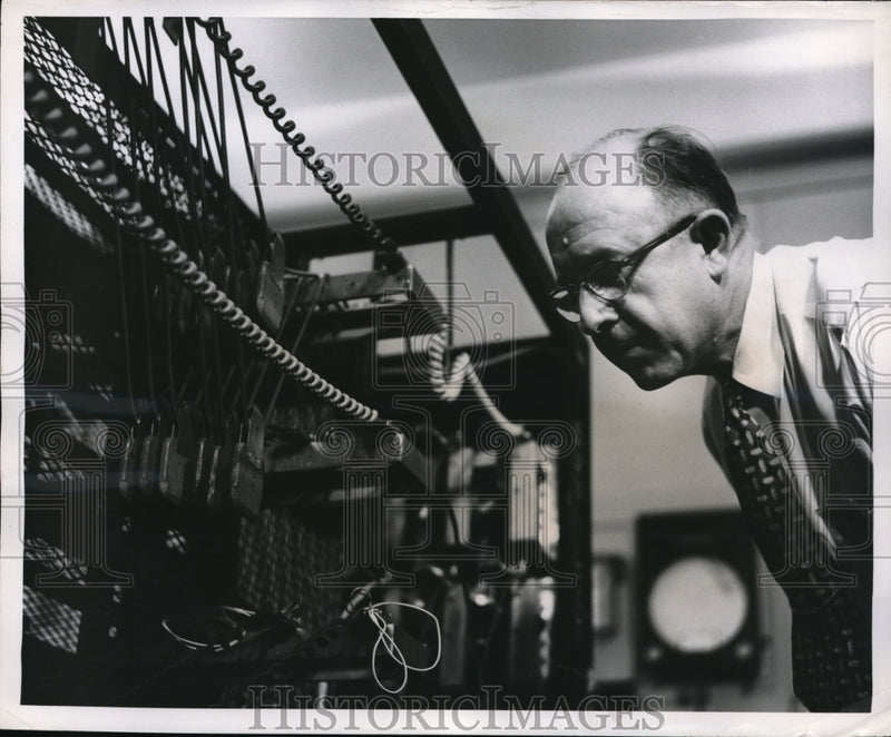 Load image into Gallery viewer, 1956 Press Photo Cord Dev't Group Neal Firth on good and bad cords separation

