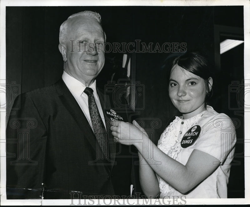 Load image into Gallery viewer, Press Photo Scholarship winner Jane Majercak &amp; AFL-CIO Pres Patrick O'Malley
