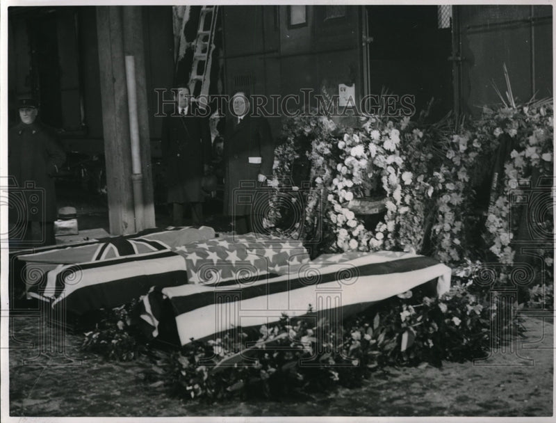 Load image into Gallery viewer, 1938 Press Photo Bodies of British &amp; American journalists at the Gare d Orsay
