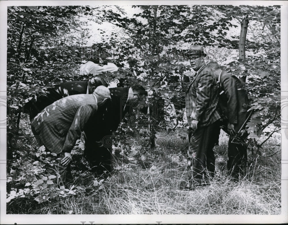 1965 Press Photo Police view shows where body of John Young was found