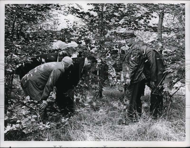 Load image into Gallery viewer, 1965 Press Photo Police view shows where body of John Young was found
