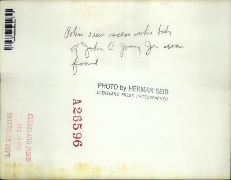 Load image into Gallery viewer, 1965 Press Photo Police view shows where body of John Young was found
