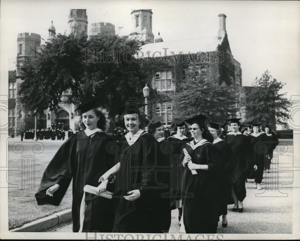 1958 Press Photo College Culminating Activity Graduation