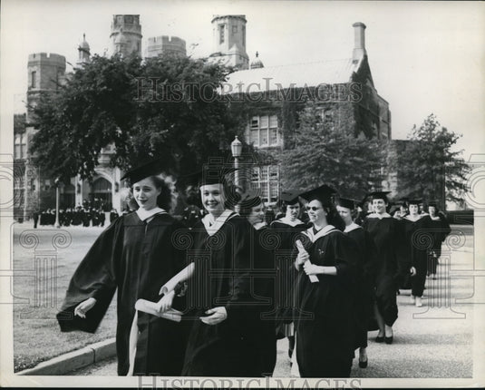 1958 Press Photo College Culminating Activity Graduation