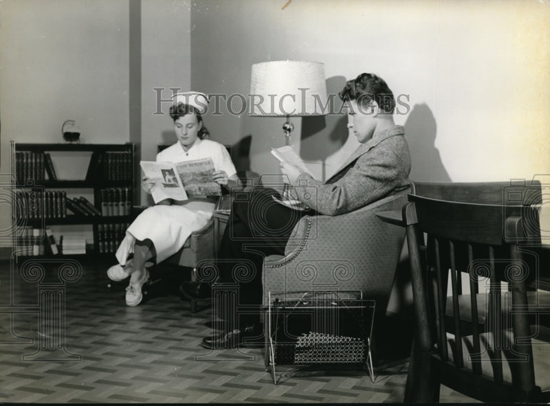 Load image into Gallery viewer, 1956 Press Photo Highland View Hospital, Mr &amp; Mrs Ramutis Smith
