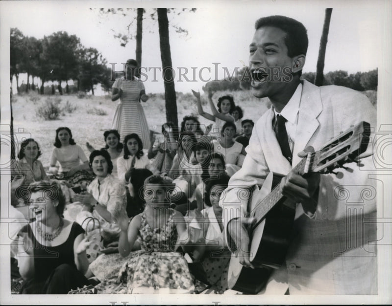Load image into Gallery viewer, 1957 Press Photo Rome Italy singerJoseph de Souza performs - ned00845
