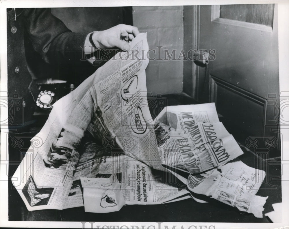 1956 Press Photo London England United Press news bureau & a faulty bomb