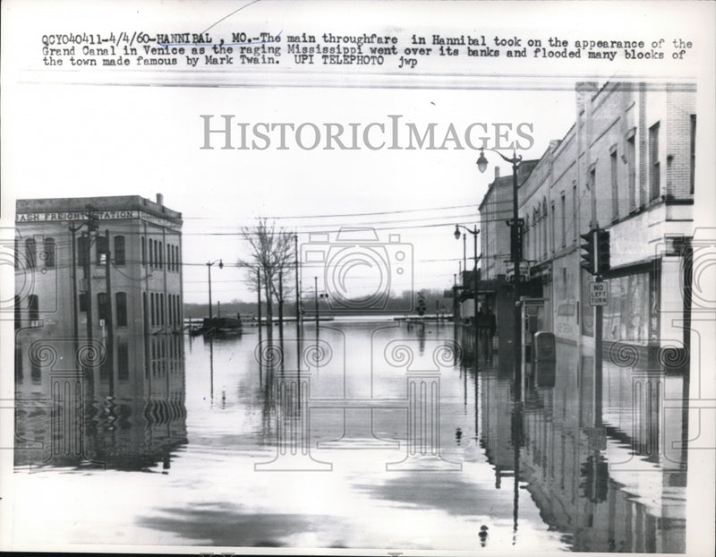 Load image into Gallery viewer, 1960 Press Photo Mississippi River floodwaters at Hannibal , Mo.
