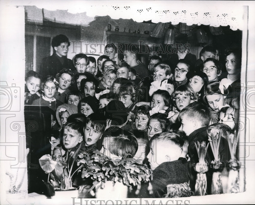 1957 Press Photo Giessendam Netherlands kids watch TV at Auntie Ann;s home