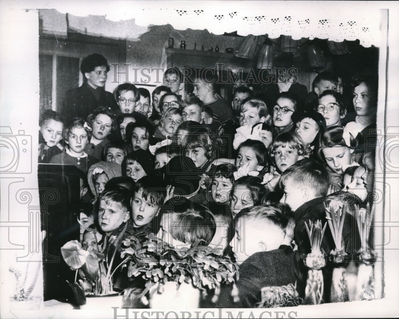 Load image into Gallery viewer, 1957 Press Photo Giessendam Netherlands kids watch TV at Auntie Ann;s home
