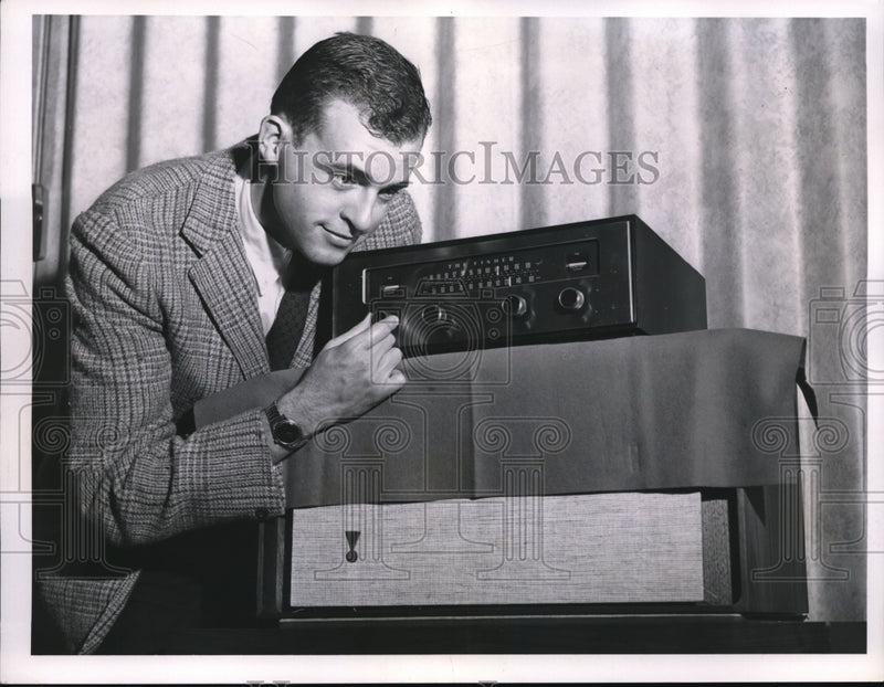 Load image into Gallery viewer, 1959 Press Photo Dick Jones of The Press Staff at the 1960 Hi-Fi Fair
