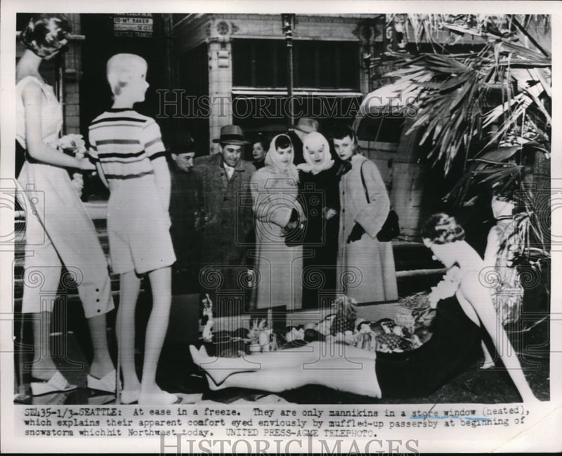 Load image into Gallery viewer, 1952 Press Photo Seattle Mannikins in store window eyed by envious passersby
