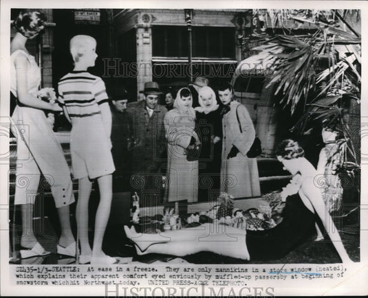 1952 Press Photo Seattle Mannikins in store window eyed by envious passersby