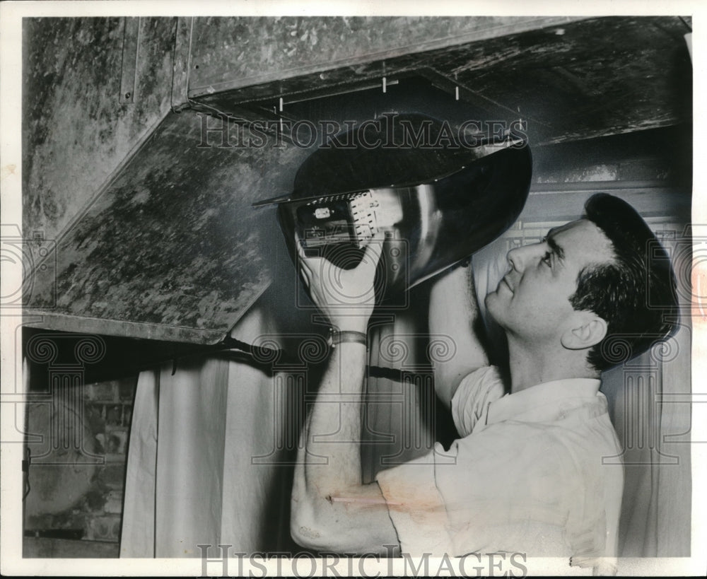 1962 Press Photo New humidifier installed by Hamilton Humidity Inc