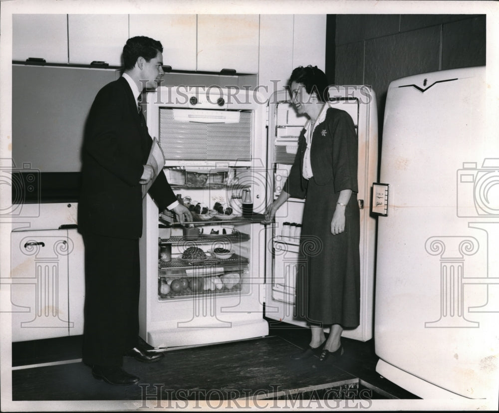 1954 Press Photo Mrs BC Schmidt, Jim Schwartz & Crosley Shelvador refrigerator