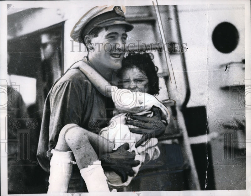 Load image into Gallery viewer, 1954 Press Photo Chicago Ill Raymond Venaries &amp; rescued child D Hobson
