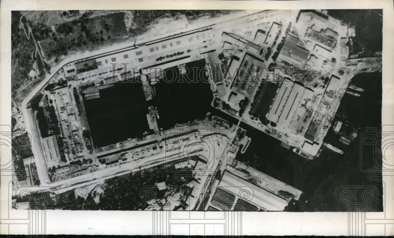 Load image into Gallery viewer, 1943 Press Photo Air view of San Vito base in Italy bombed by the RAF
