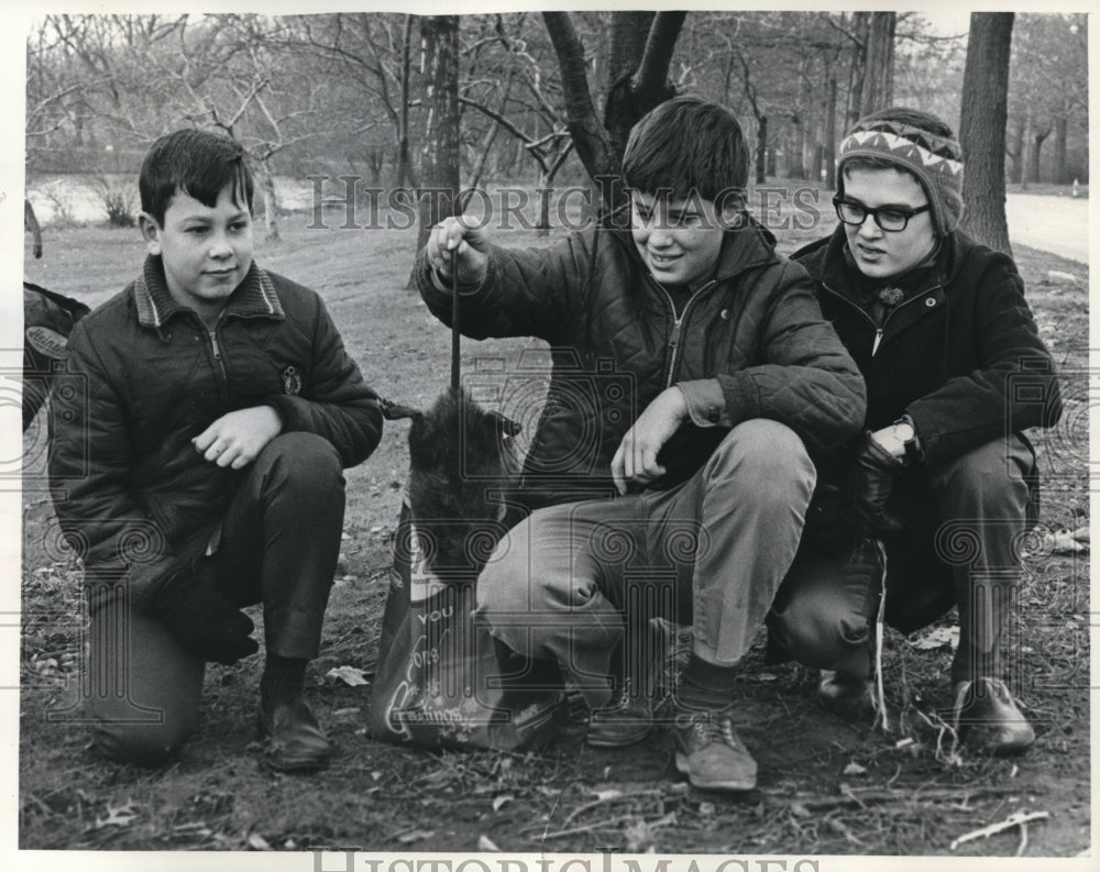 1957 Press Photo James & Peter Poss, David Urphy & dead muskratin Cleveland