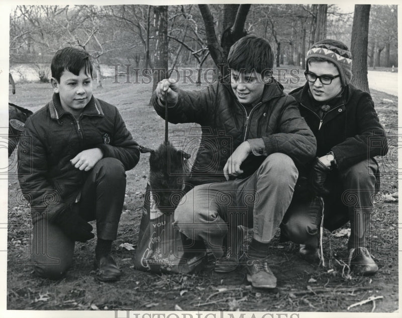 Load image into Gallery viewer, 1957 Press Photo James &amp; Peter Poss, David Urphy &amp; dead muskratin Cleveland
