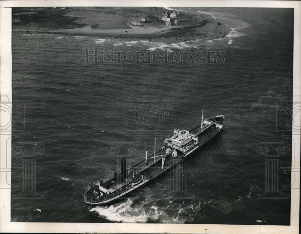 1947 Press Photo Tanker ship Cincenzia run aground at Providence RI
