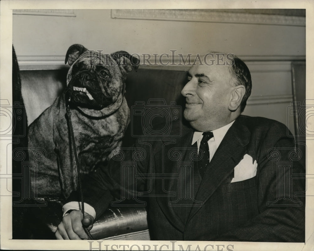 1941 Press Photo Stanley Hepburn and his dog, Jazebel - ned01050