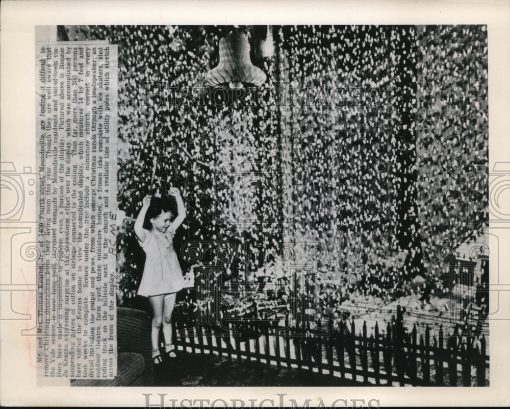 1949 Press Photo Bonnie Jo Kearns with Christmas decorations in her living room