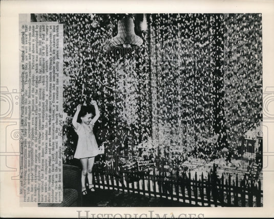 1949 Press Photo Bonnie Jo Kearns with Christmas decorations in her living room