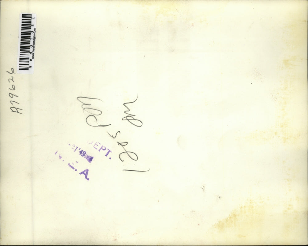 1949 Press Photo Bonnie Jo Kearns with Christmas decorations in her living room