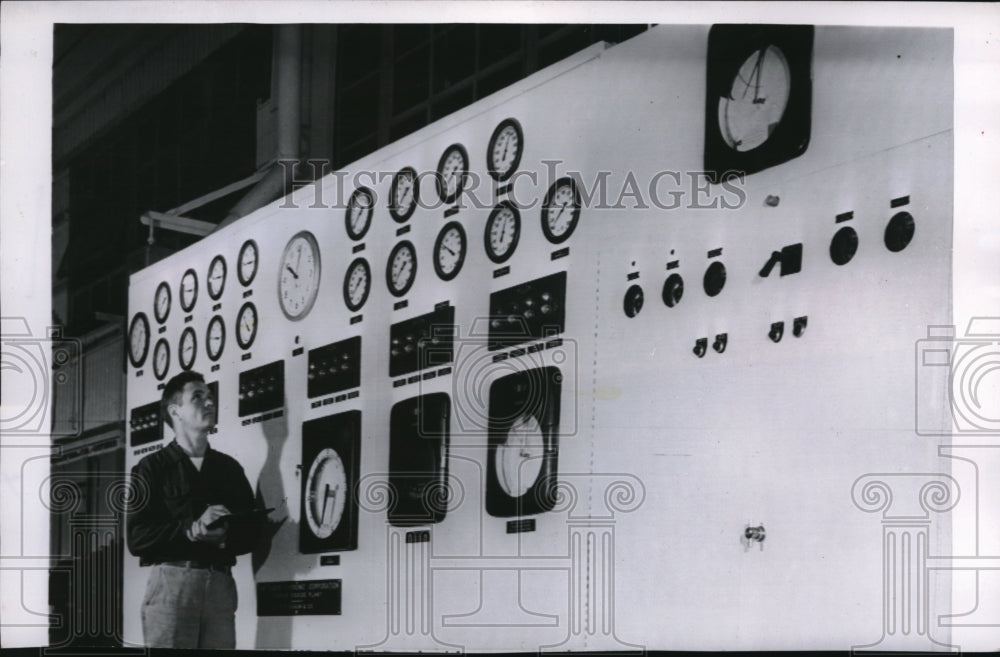 1955 Press Photo Oakland Calif dry ice mfg plant & production manager