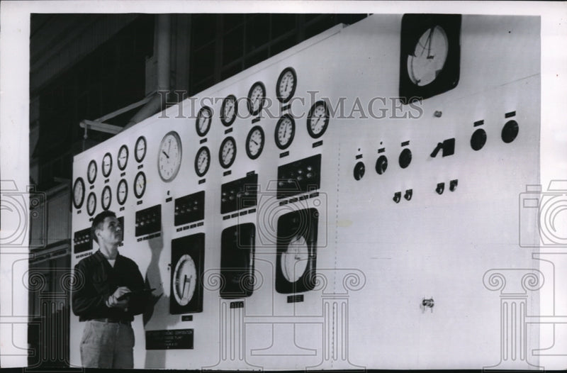 Load image into Gallery viewer, 1955 Press Photo Oakland Calif dry ice mfg plant &amp; production manager
