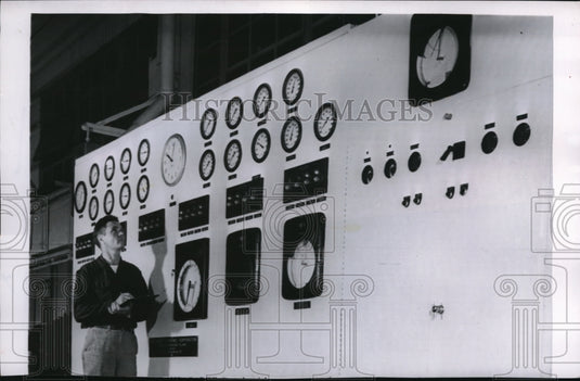 1955 Press Photo Oakland Calif dry ice mfg plant & production manager