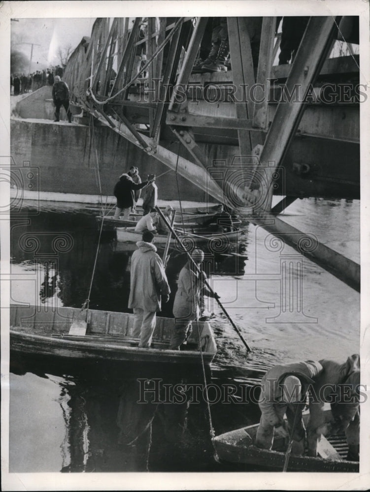 1947 Press Photo Blue River Wis. "Drag for body of girl, 8"