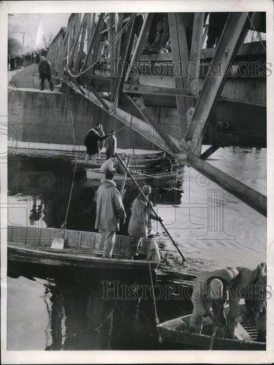 1947 Press Photo Blue River Wis. "Drag for body of girl, 8"
