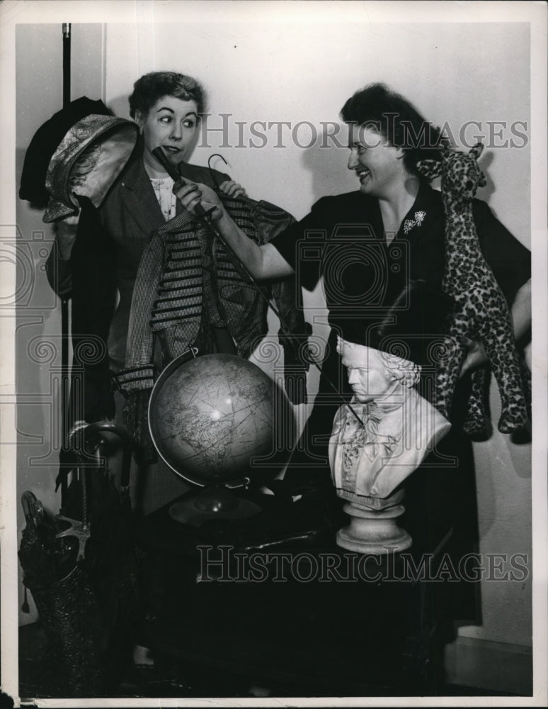 1954 Press Photo Two housewives, Mrs. Carlson and Mrs. Hoffman fooling around