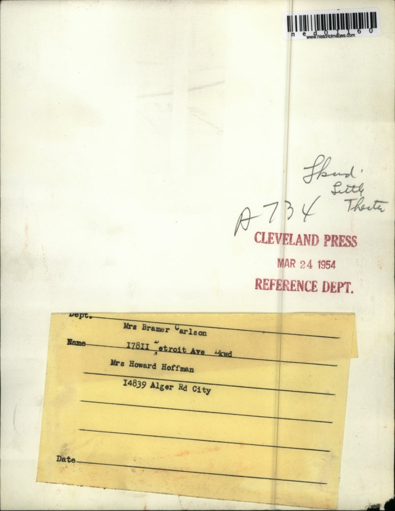 1954 Press Photo Two housewives, Mrs. Carlson and Mrs. Hoffman fooling around