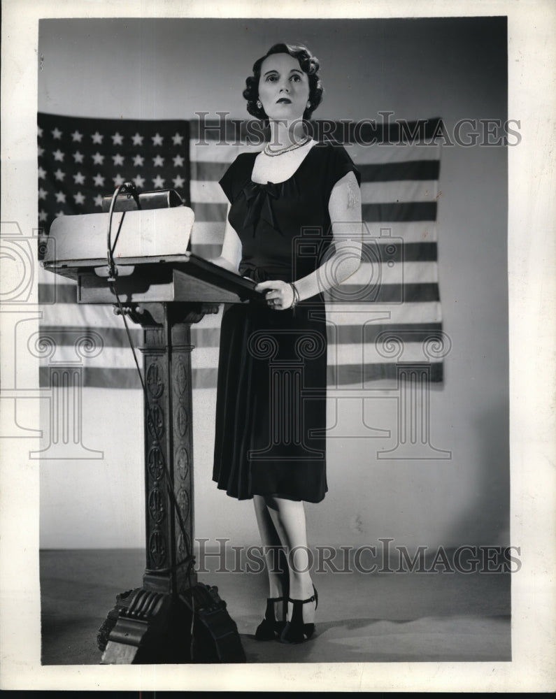 1943 Press Photo Mrs. Sturges Finan is a lecturer with the sophisticated outfit
