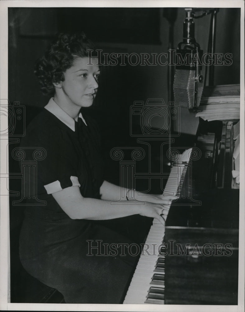 Load image into Gallery viewer, 1939 Press Photo Cleveland Ohio school radio concert - ned01190
