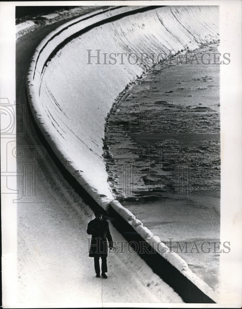 Load image into Gallery viewer, 1970 Press Photo Moscow Russia wanter in Krasnopsnonskia Embankment
