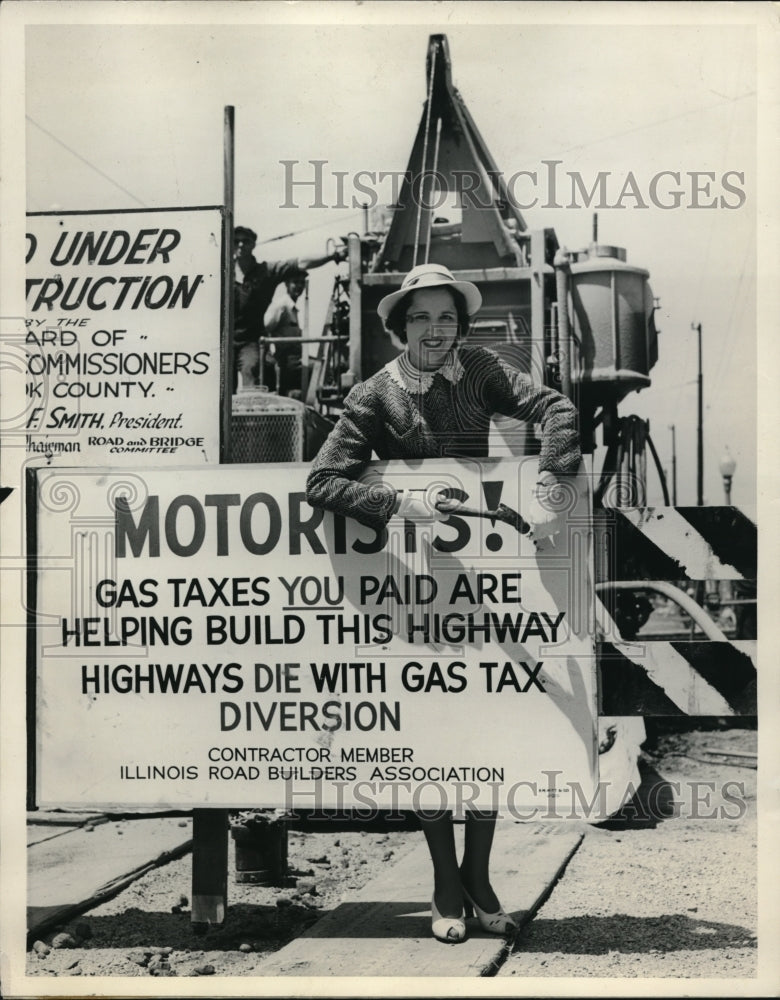 Load image into Gallery viewer, 1939 Press Photo Mrs Bernice Skuba &amp; road sign in Cook County Ill.
