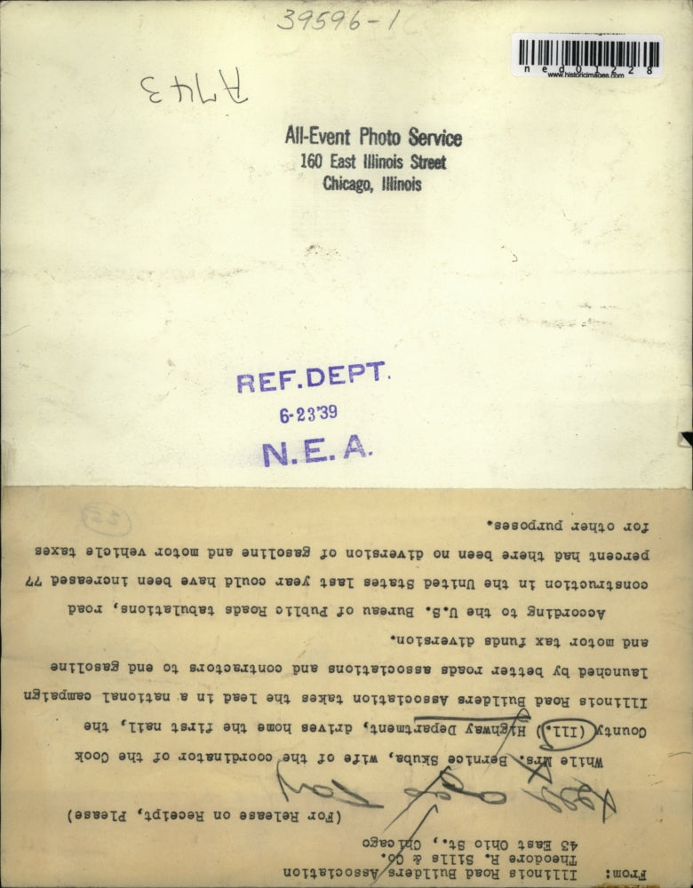 1939 Press Photo Mrs Bernice Skuba & road sign in Cook County Ill.