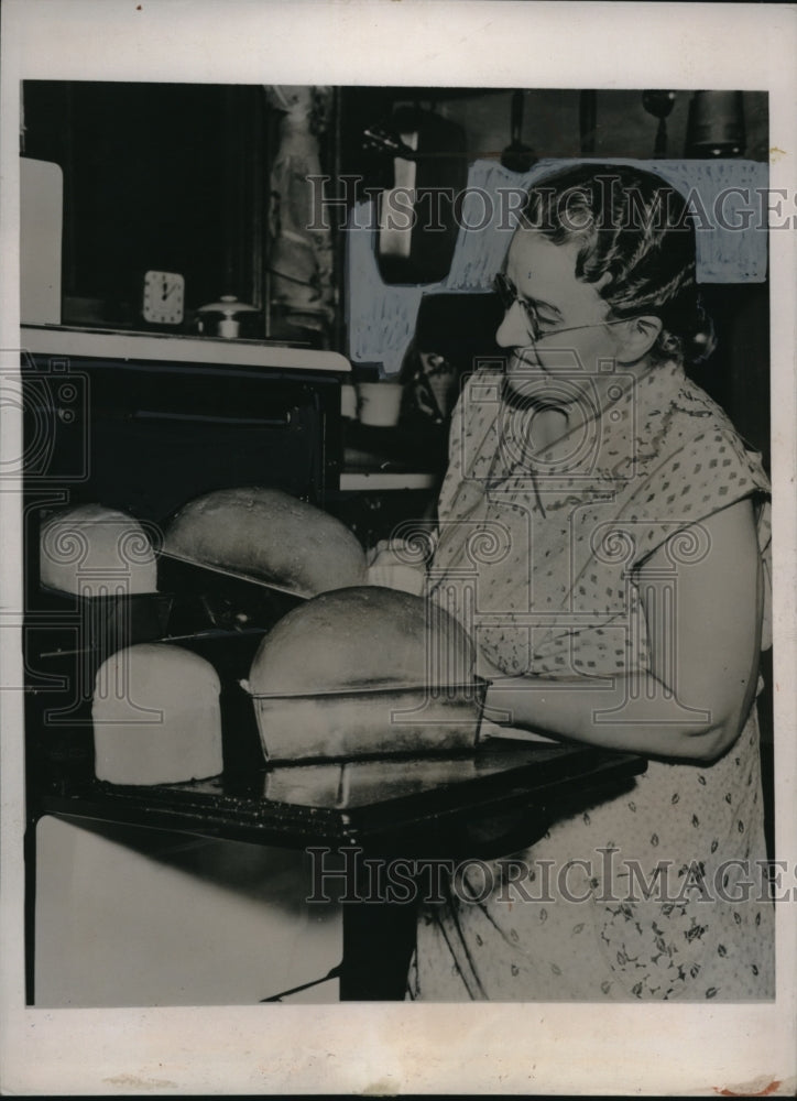 1938 Press Photo Johnstown Pa housewife baking bread in her kitchen
