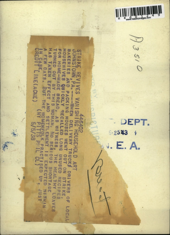 1938 Press Photo Johnstown Pa housewife baking bread in her kitchen