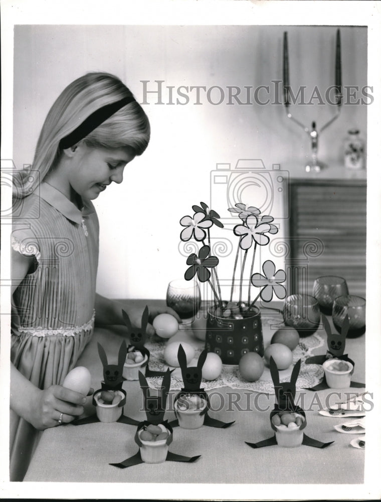 1959 Press Photo Young girl preparing Easter eggs