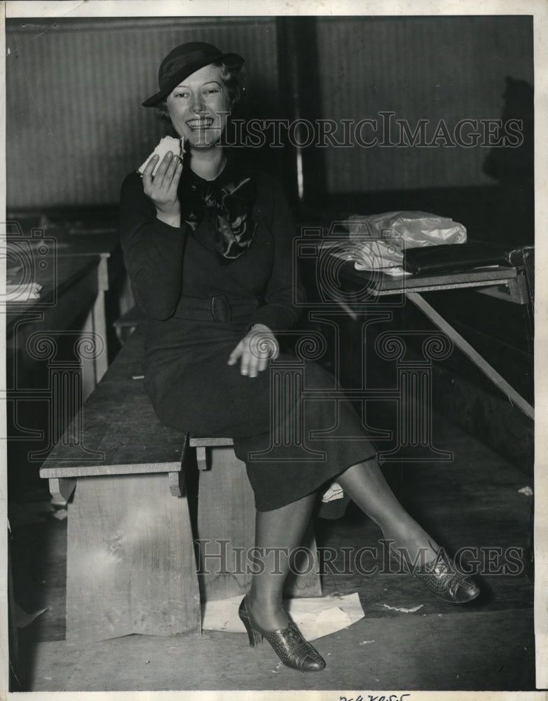 Load image into Gallery viewer, 1935 Press Photo Teacher Betty Vanderfleet spectator at trial in Flemington
