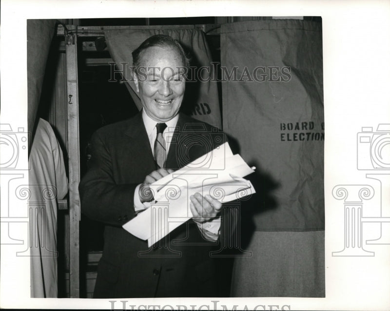 Load image into Gallery viewer, 1964 Press Photo Cleveland Ohio Senator Stephen Young
