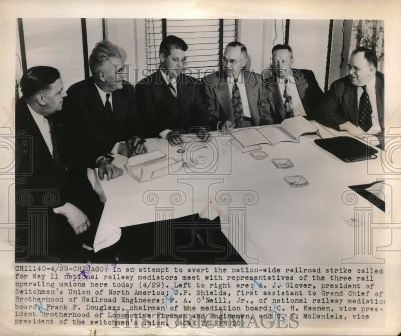 Load image into Gallery viewer, 1948 Press Photo Chicago Ill. National railway mediators meet with railworkers
