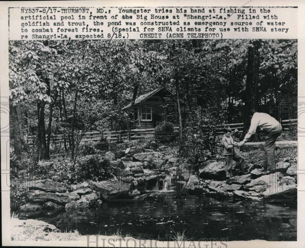 1949 Press Photo Thurmon Md Younster tries his hand at fishing at Shangri-la
