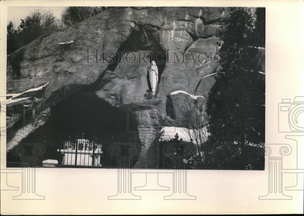 1956 Press Photo A statue of the Madonna placed inside a craggy rock is a shrine