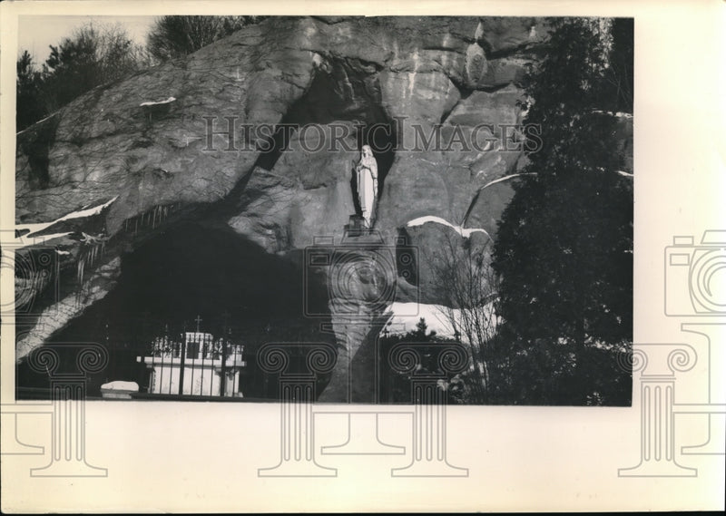 Load image into Gallery viewer, 1956 Press Photo A statue of the Madonna placed inside a craggy rock is a shrine
