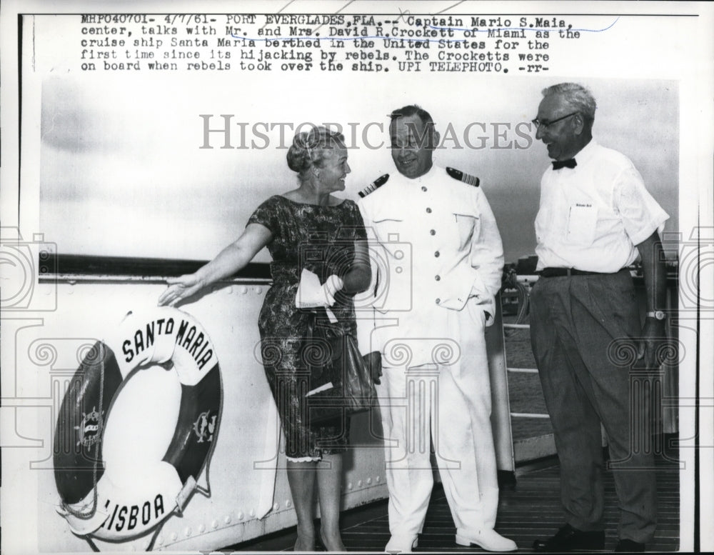 1961 Press Photo Capt. Maia greets the cruise passengers, Mr. & Mrs. Crocket